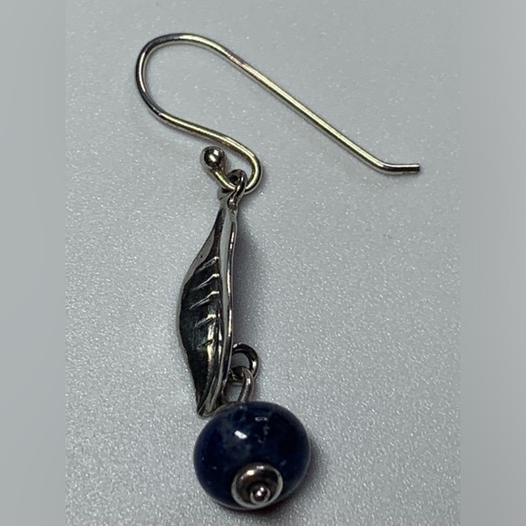 Silpada Vintage VERY RARE Sterling Leaf with Sodalite Bead French Wire E… - Picture 4 of 16